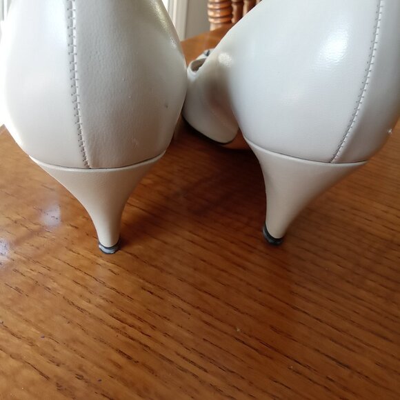 LaVallee Ladies Heels - Picture 2 of 5